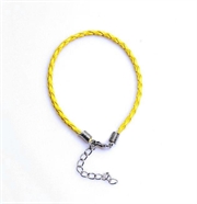 Armbånd af flettet kunstlæder. 20 cm. Gul
